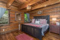 Riverbend Cabin! A Luxurious New Private Waterfront  Log Cabin.