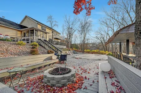 Poconos Idyllic Lakefront House • 12ppl • Gameroom • Hot Tub • Firepit
