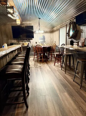 Little O'L Town-Cozy Rustic Western Town, private cabins. Great for GROUPS!