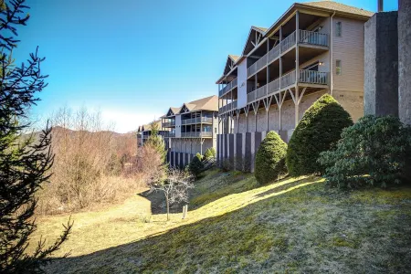Luxury large 2-bedroom condo Mountain Views Ski in/out Sugar Mountain Banner Elk