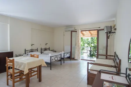 Thimeli Hotel Отели рядом с достопримечательностью «Yialasi beach»