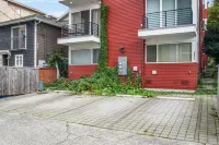 Private Rooftop Patio with Skyline View - Modern Chic Sanctuary Hotels in Eastlake