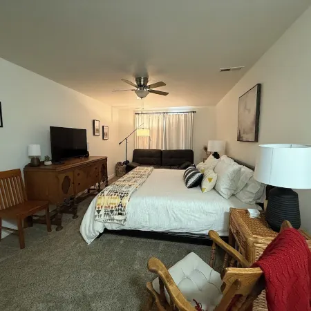 Lake Front Condo - You’ll never want to leave! Licensed. Air conditioned.
