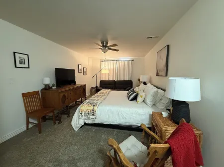 Lake Front Condo - You’ll never want to leave! Licensed. Air conditioned.