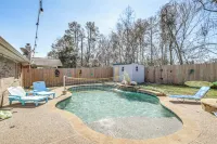 Swim and Unwind Pet-Friendly Home in Spring! - Family