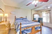 6 Mi to Ellen Trout Zoo: Family Home w/ Yard!