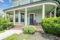 Prime location-Walk to food, Bars and Wineries!