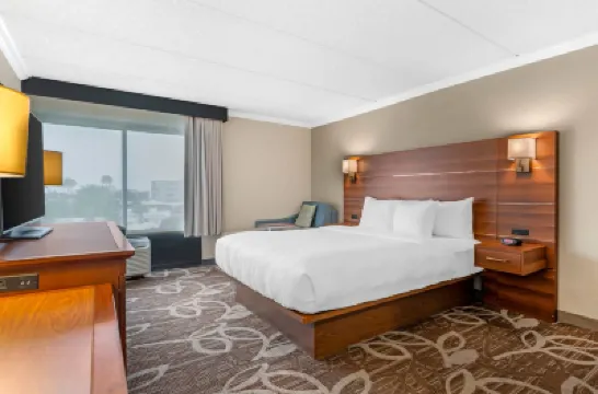 Comfort Inn Anaheim Resort Hotels near Anaheim Regional Transportation Intermodal Center