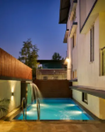 Drizzle Villa with Swimming Pool Near Maapro Garden