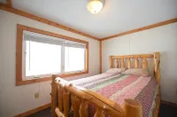 Beautiful lakeside 2 Bedroom cabin on private lake (Cabin#4)