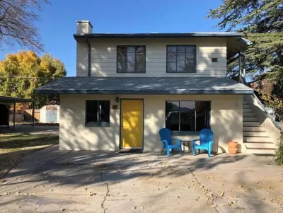 Blue Skye: Downtown Getaway Hotels near Inyo Shell Y Mart