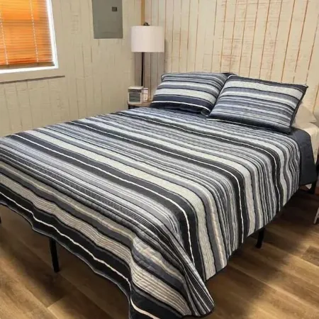Cozy Tiny Home Cabin Near Lake Greeson & Kirby Landing – Pet-Friendly!