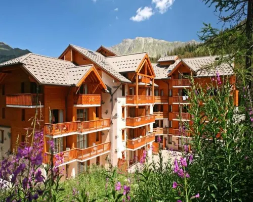 Apartment in Hautes-Alpes with Heated Pool 瓦爾住宿飯店