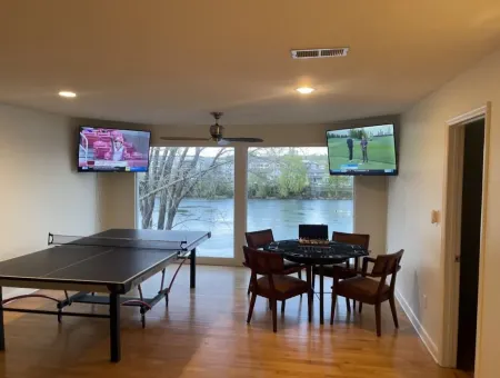 Beautiful 4 Bedroom River Front House in Downtown Отели рядом с достопримечательностью «Медоу Гарден»