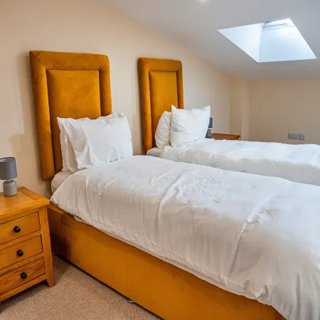 Barn in Cotswolds with Hot Tub & Scenic Views