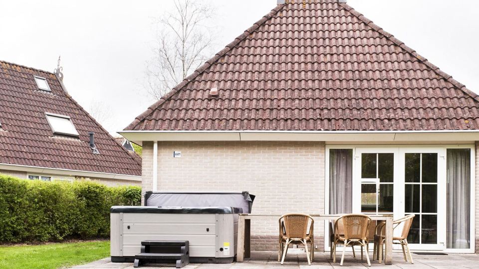 Bungalow in Friesland with Private Spa & Sloop
