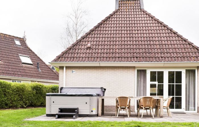 Bungalow in Friesland with Private Spa & Sloop