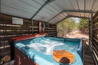 Rustic Mountain Retreat – Breathtaking Views, Private Hot Tub & Grill.