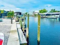 3BR Waterfront townhome Matlacha with hot tub, boat dock WiFi, bikes and kayaks Hotels in Matlacha
