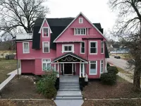 Valentine Suite / 1BD/1BA Apt in Holiday House Hotels in Evansville