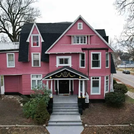 Valentine Suite / 1BD/1BA Apt in Holiday House