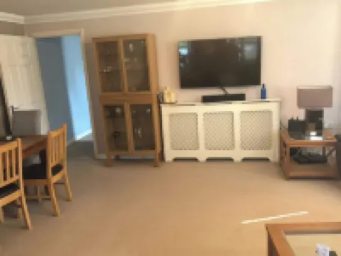 1 Bedroom Apartment Sleeps 2 - Pets Welcome - Tv Hotels in Copthorne