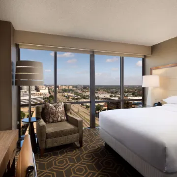 DoubleTree by Hilton Dallas-Campbell Centre Отели рядом с достопримечательностью «Парк Уайт Рок Лейк»