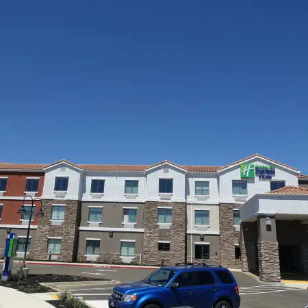 Holiday Inn Express & Suites BRENTWOOD by IHG