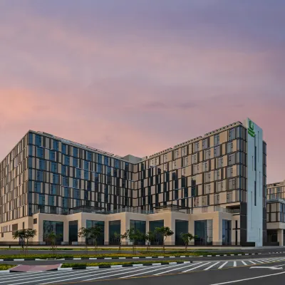 Holiday Inn DUBAI AL-MAKTOUM AIRPORT by IHG Hotele w pobliżu Al Maktoum International Airport