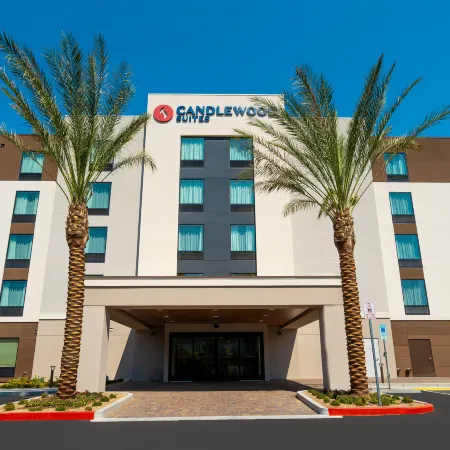 Candlewood Suites LAS VEGAS - E TROPICANA by IHG Отели рядом с достопримечательностью «Арена «Томас-энд-Мак Центр»»