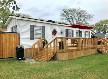 Beautiful cottage in Niagara on the Lake (Vine Ridge Resort) Отели рядом с достопримечательностью «Флорал Клок»