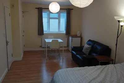 Studio - Sleeps 2 - Free Parking - WiFi Hotels in 