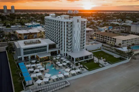 Renaissance Daytona Beach Oceanfront Hotel Отели рядом с достопримечательностью «Loggerhead Marina»