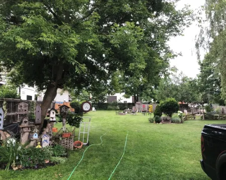 Large Private Fenced Yard with Guest Patio, Fire Pit and Surrounding Gardens. Hotels in Kitchener