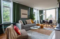 Sophari | WestSeattle Junction| Rooftop&TurfedYard - บังกะโล