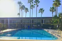 Econo Lodge - Pools