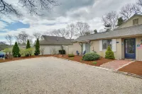 2 Mi to Beach: Charming Cape Cod Home w/ Patio! - Parkering