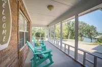 Eufaula Oasis w/ Screened Porch: Unwind in Style! - Wifi