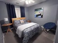 Quiet neighborhood/2 car garage/fire pit/backyard privacy fence/PET FRIENDLY