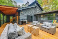 Chic Highlands Cabin Retreat w/ Deck + Office! - parking
