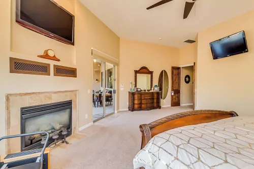 4BR Home Oasis w/ Saltwater Pool, Hot Tub & Sauna - Homestays