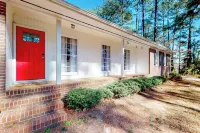 6 Mi to Dtwn: 'Macon Memories' Dog-Friendly Haven - 4-Star