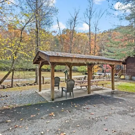 Cozy Creekside Cabin just a few steps from Lands Creek!