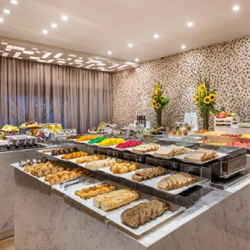 NH Collection Bogotá WTC Royal Отели рядом с достопримечательностью «Театр «Роял Сентер»»
