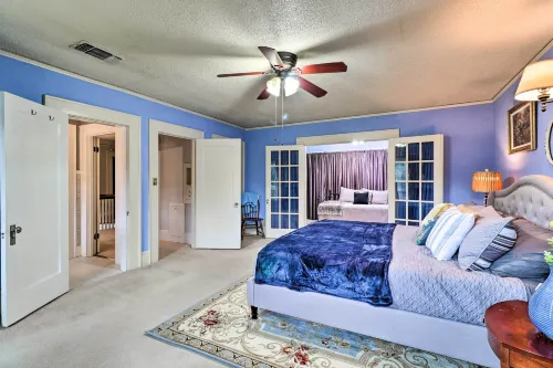 1920s Corsicana Home Group Getaway Near Downtown! - Parkplatz