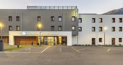 Best Western Hotel Coeur de Maurienne - Parkplatz