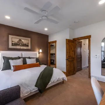 Summer by the Lake! Beautiful Swimming Pool, Patio Hot Tub Firetable BBQ Nature Trails Hiking Biking