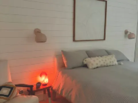 Beachside Modern Wellness Villa with Spacious Patio, Walk to the Beach 朱庇特酒店