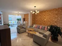 Hostal Pacifico Encanto Hotels near Aranjuez Park