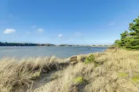 Private Beach, Deck & Grill! Siuslaw River Getaway - Wifi